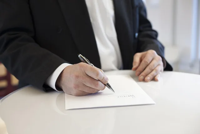 contract, signature, contract, contract, contract, signature, signature, signature, signature, signature. Five contract records that define a lead, its data and its exit